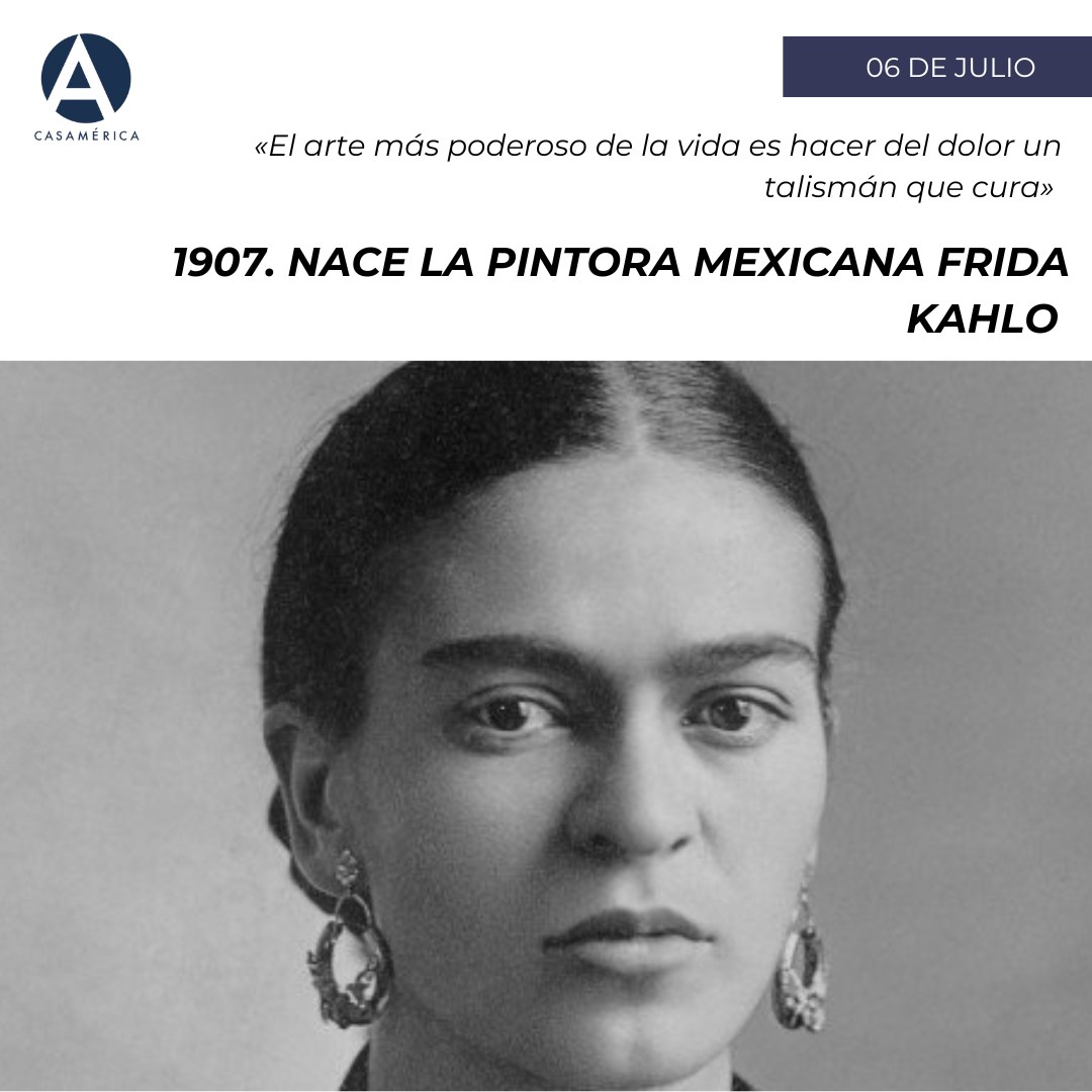 ✍️🇲🇽 Un día como hoy de 1907 nacía la pintora mexicana Frida Kahlo. Su obra gira en torno a su biografía y a su propio sufrimiento.

Su vida estuvo marcada por un terrible accidente que le dejó graves secuelas físicas, pero también por su amor a la vida, por el arte, las tradiciones de su país, la política y por la tormentosa relación que mantuvo con su marido, el pintor Diego Rivera.

Frida no pertenecía a ninguna corriente artística específica, pero los rasgos de su obra facilitan el diálogo con otras estéticas como el surrealismo, el primitivismo y el expresionismo. Entre sus características del estilo están el uso de recursos oníricos y simbólicos próximos al surrealismo, las referencias estéticas del arte popular mexicano con vocación nacionalista o el abordaje de la relación con su cuerpo y su feminidad.

Incluida por las ideas del nacionalismo revolucionario de su país, Frida vestía con largas faldas mexicanas, moños trenzados con cintar de colores y collares y pendientes de estilo precolombino. Así la encontramos en "Autorretrato como Tehuana", donde se representa como mexicana "auténtica"  y acentúa sus rasgos mestizos.

Entre sus obras destacan "Las dos Fridas", "Diego en mi pensamiento", "Viva la vida" o "La columna rota".
