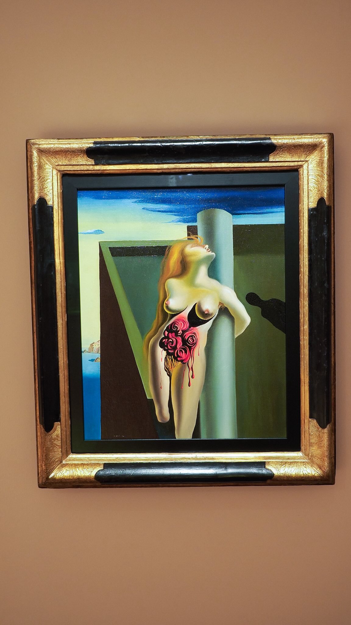 🖼️ ‘Arte entre continentes. Colección ABANCA’ es una muestra que explora las conexiones y los diálogos artísticos entre América y Europa a través de las obras de la Colección ABANCA (@somosabanca). Su objetivo principal es ofrecer un recorrido de ida y vuelta entre artistas de diferentes países y escuelas, unidos por los vínculos culturales, vitales e históricos que han enriquecido el panorama del arte moderno y contemporáneo.

La exposición reúne un total de 62 obras de 33 artistas, tanto españoles como internacionales, entre los que destacan los españoles Eduardo Arroyo, Salvador Dalí, Pablo Picasso o Joan Miró o los americanos Luis Seoane (Argentina), Joaquín Torres García (Uruguay), Di Cavalcanti (Brasil), Wifredo Lam (Cuba) o Sean Scully (EE.UU. / Irlanda).

Esta muestra gira en torno a dos ejes conceptuales de conexión transatlántica: trayectorias vitales y desarrollo artístico, y vínculos culturales e históricos.

Arte entre continentes. Colección ABANCA es la primera exposición que podrá verse en la renovada Galería Casa de América-ABANCA, fruto del convenio establecido entre la entidad financiera y la institución. 

📅 Del 19 de septiembre al 29 de noviembre de 2025.
⌚ De lunes a sábado (festivos incluidos), de 11:00 a 19:00, en horario ininterrumpido. Domingos, cerrado.
📍 Galería Casa de América-ABANCA | acceso por C/ Marqués del Duero, 2.
🎟️ Entrada libre hasta completar aforo.

💻 Puedes ver el video de la exposición en nuestro canal de YouTube, enlace en la biografía.