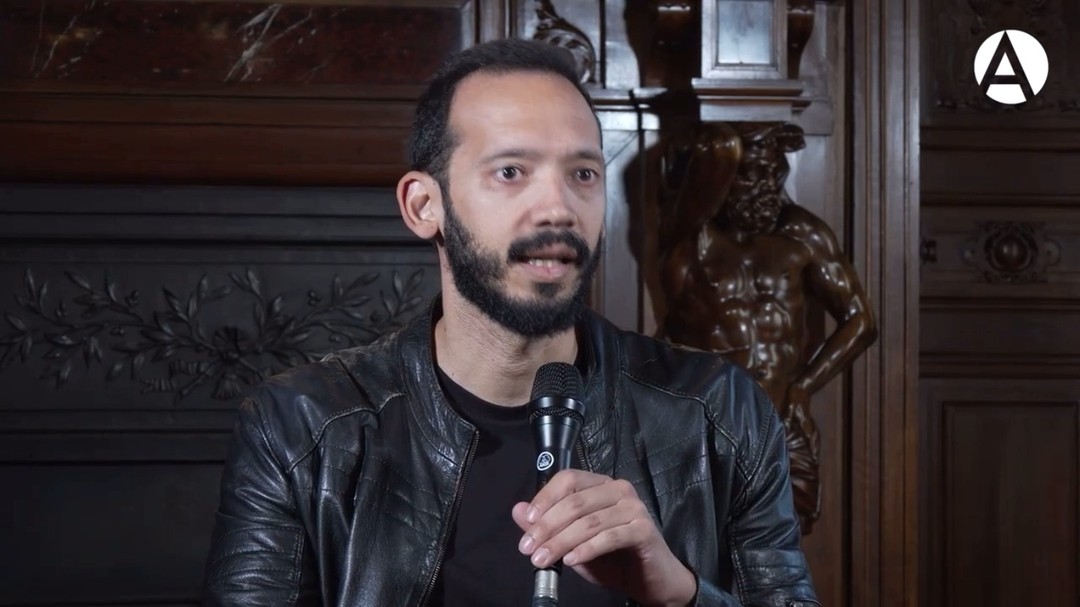 🎙️🇻🇪 En esta entrevista para Casa de América, el escritor venezolano Rodrigo Blanco Calderón (@rodrigoblancocalderon) conversa, en el marco del Festival Centroamérica Cuenta (@cacuenta), sobre su obra y los temas que la atraviesan.

Blanco Calderón reflexiona sobre la violencia contemporánea como un fenómeno global y explica cómo este trasfondo conecta inevitablemente con su escritura. Su más reciente libro de cuentos, 'Venecos', parte de un término que, aunque originalmente no le resultaba ofensivo, hoy se usa de manera despectiva para referirse a los venezolanos en el extranjero. El autor asume esa palabra para resignificarla y explorar las transformaciones de la identidad venezolana en el exilio.

💻 Puedes ver el video de la exposición en nuestro canal de YouTube, enlace en la biografía.