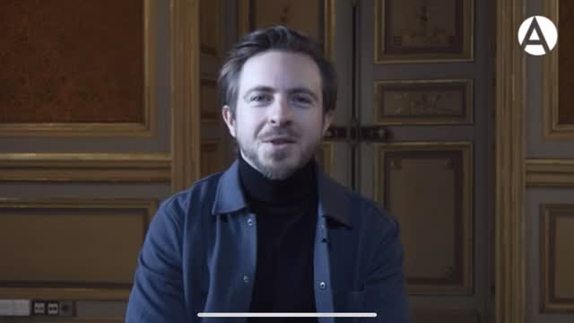 🎙️🇦🇷 Entrevistamos al artista argentino @TadeoMuleiro con motivo de su exposición “Suavidad y color del mito”, presentada en Matadero Madrid dentro del programa Buenos Aires en Madrid.

Su universo artístico combina escultura textil, performance y mitología personal.

La muestra en Matadero dialoga con otra simultánea en el Museo Luis Perlotti, explorando mitologías animales, lo autobiográfico y lo pop.

🎭 Hoy presenta su performance a las 19:00, en Central de Diseño – Matadero Madrid (Paseo de la Chopera 14, Madrid), en el marco de su exposición “Suavidad y color del mito”.

🔗 Puedes ver la entrevista en nuestro canal de YouTube, enlace en la biografía.
