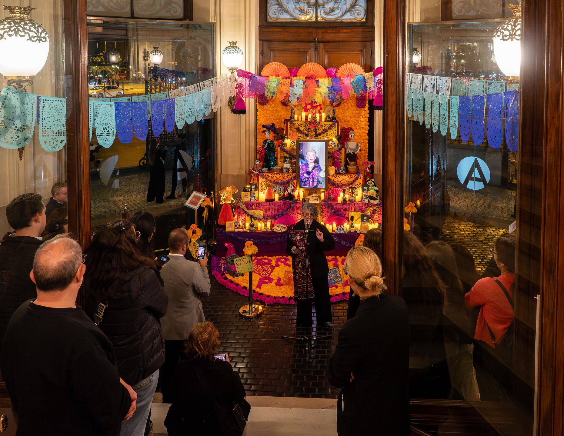 🎉 Hoy inauguramos el altar monumental ‘La Abuela de Todos: una ofrenda a las Carmencitas’, que une Puebla y Madrid en un homenaje a las abuelas, guardianas de la memoria y del amor que nos une más allá del tiempo.

📍 Entrada principal | Hasta el 8 de noviembre.
🎟️ Entrada libre.

🤝 Con @_arenet, Gobierno del Estado de Puebla, @Culturagobpuebla, Secretaría de Turismo de Puebla, Centro INAH Puebla, @IMEXEsp, Museo Regional de Puebla, Karina Pérez Popoca y @sremx.

🔗 Más información en nuestra web, enlace en la biografía.

#LaAbueladeTodos #DiaDeMuertosEnMadrid #PorAmorAPuebla #casamerica