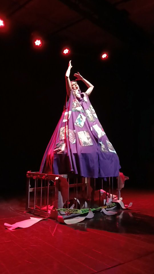 🎭 🇲🇽 ‘Por temor a que cantemos libres’, una obra de teatro inspirada en testimonios reales sobre los llamados ‘depósitos de esposas’ en México.

👥 Con la interpretación de @lizethrondero.
🤝 En el marco del Festival Circular 2025.