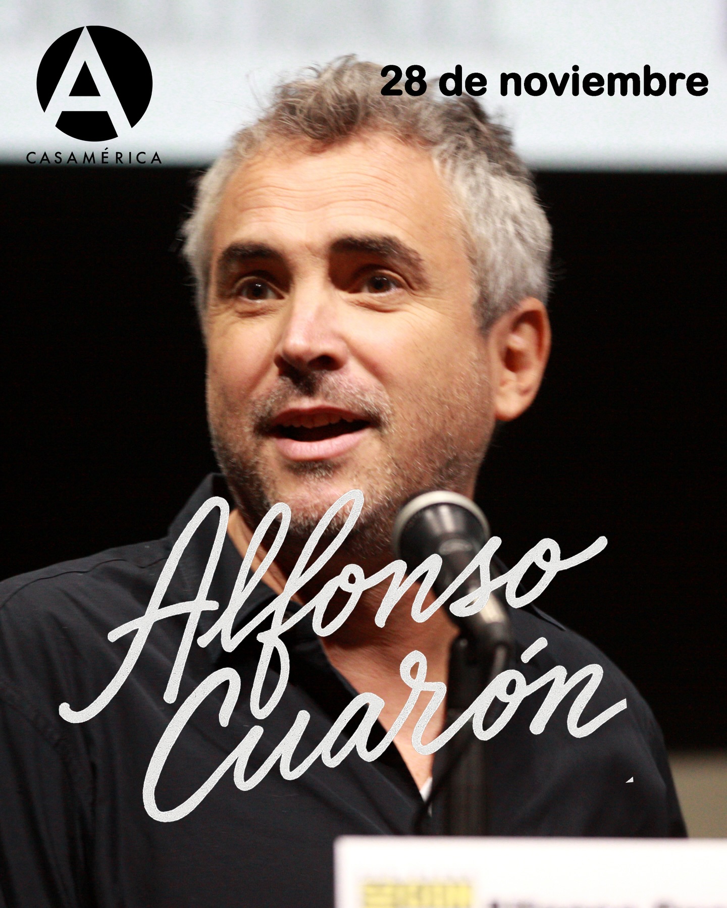 🇲🇽🎬 El 28 de noviembre de 1961 nace en la Ciudad de México 𝐀𝐥𝐟𝐨𝐧𝐬𝐨 𝐂𝐮𝐚𝐫ó𝐧, director imprescindible para entender el cine contemporáneo. Maestro de la inmersión atmosférica, la narrativa humanista y el lenguaje cinematográfico. 

“Y tu mamá también” (2001) posicionó el nuevo cine mexicano a nivel internacional; “Harry Potter y el prisionero de Azkaban” (2004) es quizá la película más autoral y una de las más queridas de la saga; “Children of men” (2006) tiene uno de los planos secuencia más aclamados de la historia del cine; “Gravity” (2013) dibujó el curso del cine comercial de esos años, pionera en el uso de técnicas digitales. Con “Roma” (2018), su obra más íntima, rinde homenaje tanto a su país como a las mujeres trabajadoras de hogar y cuidados. Es el primer cineasta latinoamericano en ganar el Óscar a Mejor Director: primero con “Gravity” y más tarde con “Roma”. 

Pero lo más memorable es que Cuarón no ha recorrido este camino en solitario. Lo ha hecho junto a otros grandes talentos mexicanos que han contribuido a forjar las bases del mejor cine contemporáneo: desde el renombrado director de fotografía Emmanuel Lubezki hasta los cineastas Guillermo del Toro y Alejandro G. Iñárritu, con quienes forma el icónico trío conocido como “los tres amigos” del cine.