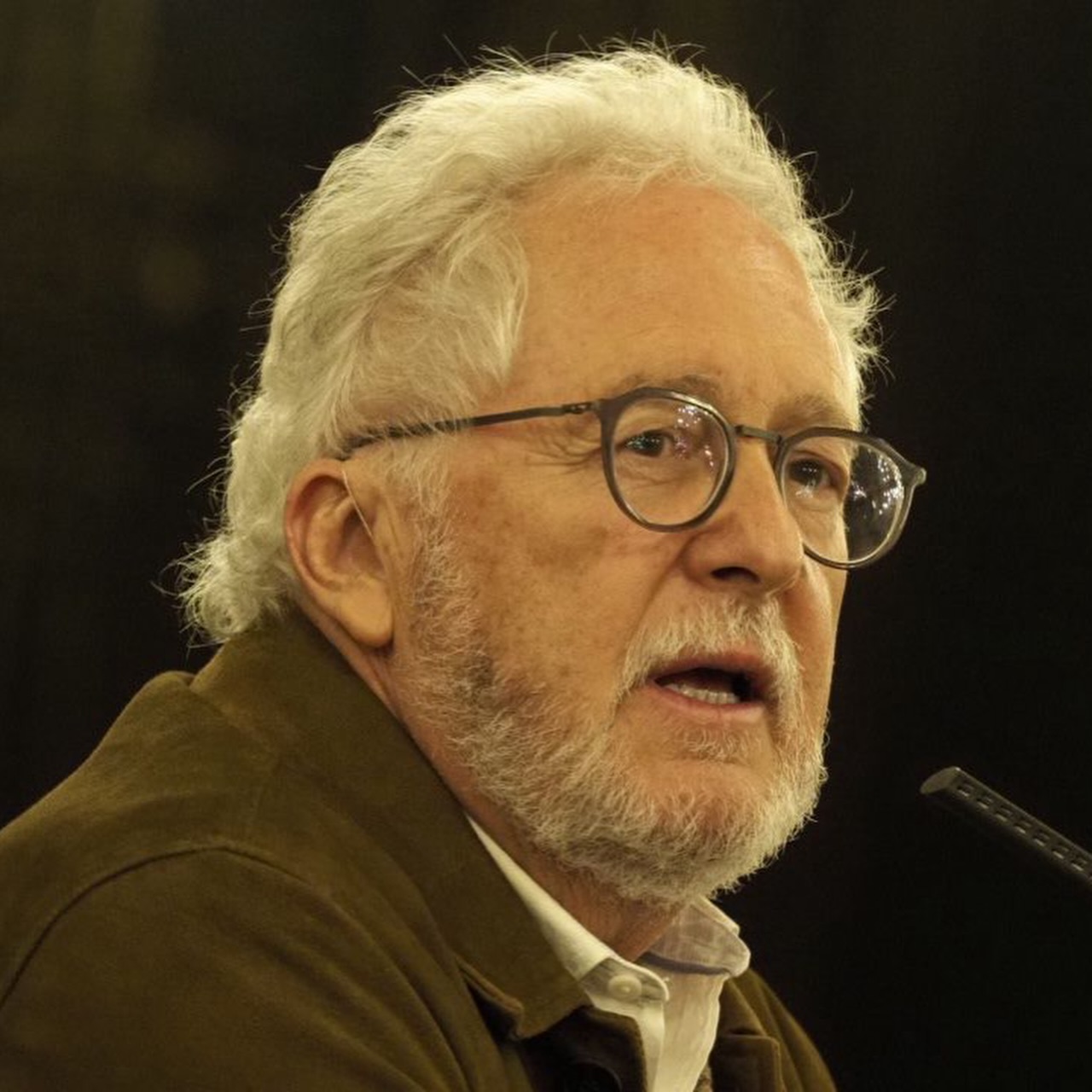 📚🇨🇴 Está tarde estamos disfrutando de la primera de las dos sesiones del Club de Lectura con Héctor Abad Faciolince @hectorabadf sobre su último libro ‘Ahora y en la hora’, una crónica intensa sobre su viaje a Ucrania. Nos ha contado cómo se gestó esta crónica y cómo vivió el atentado a la pizzería de Kramatorsk. El próximo 10 de diciembre a las 19h tendremos la segunda sesión.

👥  Introdujo León de la Torre.