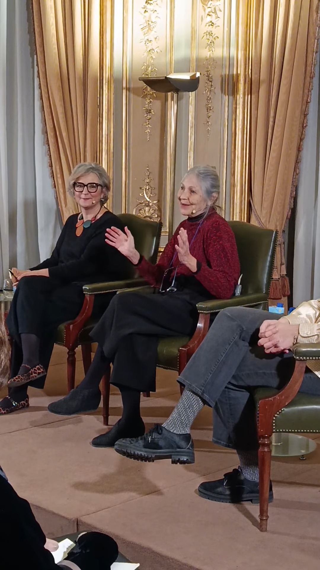 📚🇨🇴 Así fue el encuentro 'Porqués y paraqués de la Literatura Infantil', comisariado por Paula Acuña Raga (@libroconbotas).
Una tarde donde pensamos, conversamos y celebramos el poder de las historias en la infancia, a través de dos diálogos:

Crear, publicar y promover la Literatura Infantil hoy.
👥 Con @alejandrinapinta, @conchapasamar e @irenesquimal.
Moderó: @paulisacuna.

El reino de la posibilidad: conversaciones sobre infancia y literatura.
👥 Con @yolanda_reyes_villamizar y @paulisacuna.

💻 Próximamente lo podrán ver en nuestro canal de YouTube.