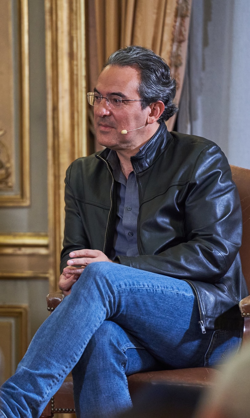 📚 Presentación de 'Modelar la memoria. Conversaciones con Juan Gabriel Vásquez', de Jasper Vervaeke.

Este diálogo reúne al autor del libro y a Juan Gabriel Vásquez para abordar quince años de conversaciones que reflexionan sobre la memoria, la ficción, la forma de narrar el pasado y los procesos que moldean una obra literaria. La charla recorre también los territorios que han marcado la trayectoria del escritor colombiano: Colombia, París, Barcelona y Xhoris.

👥 Con Moisés Morera, Jasper Vervaeke, Juan Gabriel Vásquez y Ana García Huerta.
📺 Puedes ver el video completo en nuestro canal de YouTube, enlace en la biografía.