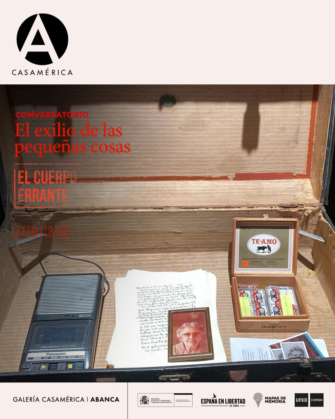 🌏 Conversatorio ‘El exilio de las pequeñas cosas’, en el marco de la exposición ‘El cuerpo errante. Exilio español 1939-1975’.

Cartas, fotografías, prendas, sellos y objetos familiares: materiales cotidianos que sostienen la memoria del exilio y permiten seguir el rastro de vidas dispersas. A partir del archivo de la exposición, la conversación abordará cómo se preservan, se leen y se comparten esas memorias a través de lo íntimo.

👥 Con Manuel Gutiérrez Estévez, Jo Labanyi y Ángeles González-Sinde. Moderan Jorge Moreno Andrés y Julián López García.

🤝 Con @uneduniv y @territorialgob.

📅 Martes 3 de febrero.
⌚ 18:00.
📍 Sala Simón Bolívar.
🎟️ Entrada libre hasta completar aforo.

🔗 Más información en nuestra web, enlace en la biografía.

#ElCuerpoErrante #Memoria #Exilio #Historia #CasaDeAmérica