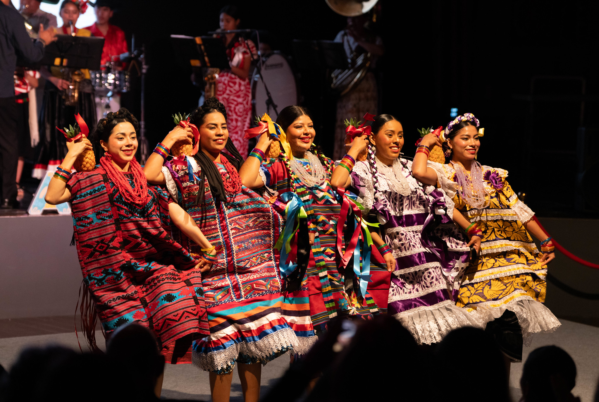 🎉 🇲🇽 La Guelaguetza llegó a Madrid con su fuerza, color y tradición en el marco de #FITUR2026, con México como país socio.

Una celebración que encarna el espíritu de cooperación (“guelaguetza”), solidaridad y ofrenda colectiva que caracteriza esta festividad ancestral de Oaxaca, donde la música, la danza y las raíces culturales se encuentran en un abrazo festivo.

✨ Desde los ritmos tradicionales hasta los trajes emblemáticos, la jornada fue un recorrido por la diversidad de identidades y expresiones que hacen viva esta fiesta comunitaria.

🤝 Con @fiturmadrid, @gob.oax, @secturoaxaca, @embamexesp e @imexesp.

#Guelaguetza #Oaxaca #México #Cultura