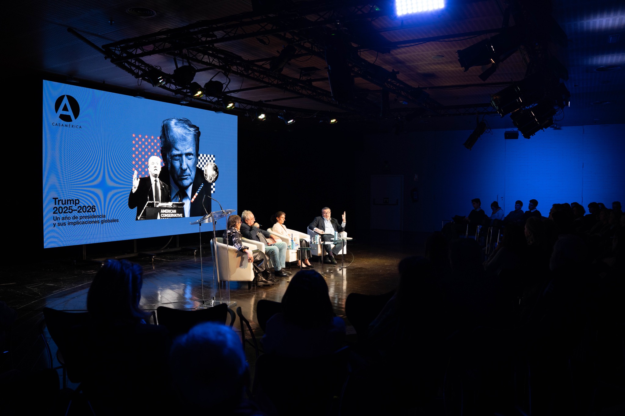 📚🇺🇸 Puedes ver en nuestro canal de YouTube 'Trump 2025–2026: un año de presidencia y sus implicaciones globales'.

Este conversatorio analiza el primer año del segundo mandato de Donald Trump desde una perspectiva global y multidisciplinar. A lo largo del encuentro se abordan las decisiones, giros estratégicos y declaraciones que han marcado su regreso a la Casa Blanca, así como su impacto en los principales ejes internacionales: político, económico, social y cultural.

Con especial atención a Europa e Iberoamérica, la conversación reflexiona sobre los cambios en el tablero global, la reconfiguración de alianzas, mercados y discursos, y los desafíos que se abren para las relaciones internacionales en un contexto de incertidumbre.

👥 Con León de la Torre, Pedro Rodríguez, Carlota G. Encina, José Antonio Gurpegui y Anna Bosch (@laboschb).
📺 Video completo, enlace en la biografía.📚🇺🇸 Puedes ver en nuestro canal de YouTube 'Trump 2025–2026: un año de presidencia y sus implicaciones globales'.

Este conversatorio analiza el primer año del segundo mandato de Donald Trump desde una perspectiva global y multidisciplinar. A lo largo del encuentro se abordan las decisiones, giros estratégicos y declaraciones que han marcado su regreso a la Casa Blanca, así como su impacto en los principales ejes internacionales: político, económico, social y cultural.

Con especial atención a Europa e Iberoamérica, la conversación reflexiona sobre los cambios en el tablero global, la reconfiguración de alianzas, mercados y discursos, y los desafíos que se abren para las relaciones internacionales en un contexto de incertidumbre.

👥 Con León de la Torre, Pedro Rodríguez, Carlota G. Encina, José Antonio Gurpegui y Anna Bosch (@laboschb).

📺 Video completo, enlace en la biografía.