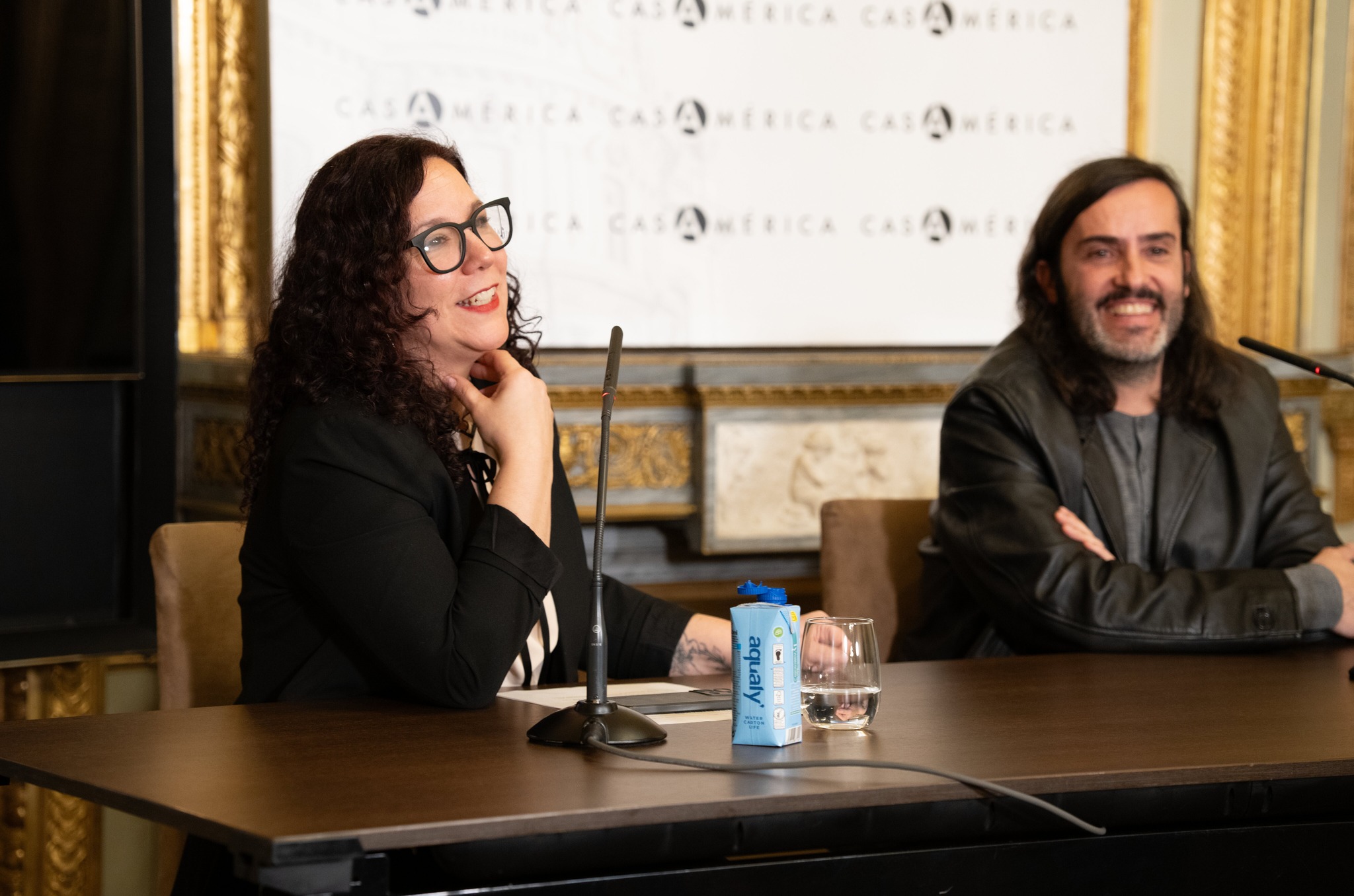 🎨 🌎 Puedes ver en nuestro canal de YouTube 'Fronteras y desplazamientos: arte y migración en América Latina'.

En el marco de la tercera edición de JUST Latam, sección dedicada al arte latinoamericano dentro de la feria JUSTMAD, este conversatorio reflexiona sobre cómo las prácticas artísticas contemporáneas abordan la migración, el exilio, la diáspora y las fronteras como territorios simbólicos, culturales y afectivos. La conversación pone el foco en el diálogo histórico y actual entre América Latina, Estados Unidos y Europa, y en cómo el arte transforma las experiencias de desplazamiento en herramientas para pensar el presente global.

👥 Con Moisés Morera, Óscar García García, Laura Darriba, María Lightowler y Doris Araujo.
📺 Video completo, enlace en la biografía.