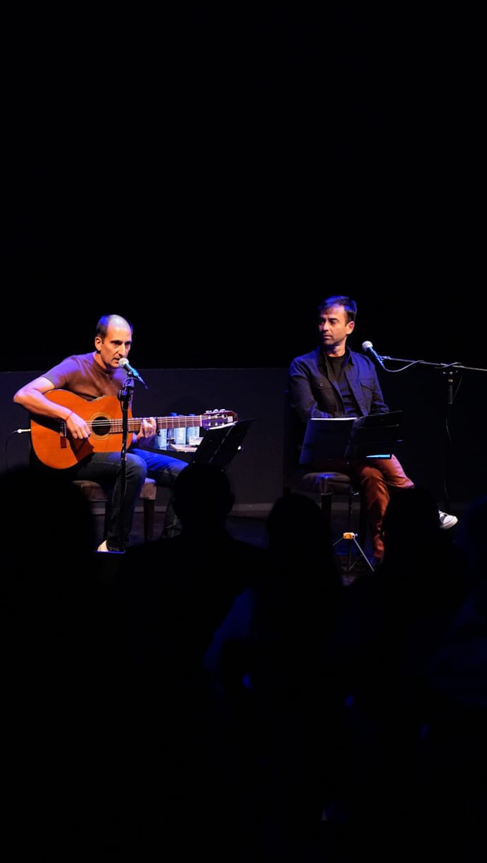 🎶 La semana pasada tuvo lugar el recital de lecturas y canciones ‘De Norte a Sur’, con Fabián Severo y Diego Kuropatwa.

Un encuentro entre literatura y música que trazó una línea imaginaria a lo largo de Uruguay, uniendo palabra y melodía en un diálogo íntimo entre territorios y sensibilidades.

👥 Con @fabian_severo у @diego_kuropatwa.
🤝 Con @uruguayenespana.