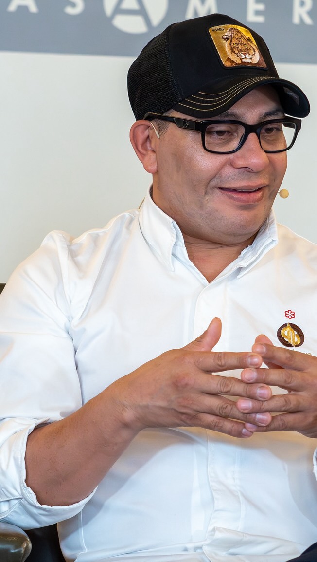 ☕️ 𝐂𝐚𝐟𝐞́, 𝐜𝐚𝐜𝐚𝐨 𝐲 𝐚𝐥𝐠𝐨 𝐦𝐚́𝐬 𝐪𝐮𝐞 𝐬𝐚𝐛𝐨𝐫.

Este encuentro reunió a especialistas y público en torno al café de especialidad colombiano, en una experiencia que combinó diálogo, cata y creación culinaria. A través del maridaje entre café y cacao, se exploraron sus orígenes, sus procesos y su papel como productos vinculados a nuevas economías y a la transformación social en Colombia.

👥 Con Moisés Morera, Alejandra Bonilla, Edwin Rodríguez, Luciana Calle y María López.
🤝 Con @embajadacolesp.

📺 Puedes ver el video completo en nuestro canal de YouTube, enlace en la biografía.