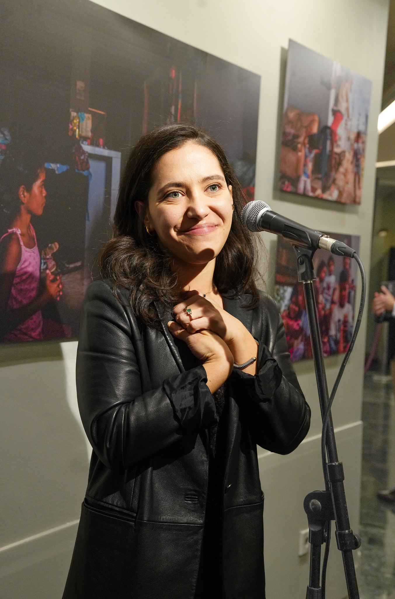 📸 Marian Carrasquero (@mariancaa), fotoperiodista venezolana colaboradora habitual del New York Times, presenta en Casa de América su exposición 'Todo empieza con ausencia': una colección de fotografías documentales tomadas principalmente en México y Venezuela.

🌎 Las protagonistas son mujeres migrantes en América Latina y Estados Unidos. Un retrato del dolor que no se queda en el dolor: la luz, el color y el cuidado de la infancia abren siempre un punto de fuga hacia la esperanza.

🗣️ "La fotografía de Marian Carrasquero es un retrato de este dolor, pero también de la posibilidad de futuro." — Sergio Antoranz (@sergioantoranzlopez), comisario de la exposición.

📅 Del 17 de abril al 30 de mayo.
📍 Jardín García Márquez y Galería del Palacio | Paseo de Recoletos, 2. Madrid

🤝 Con @ibfranklinuah.
🎟️ Entrada libre hasta completar aforo.