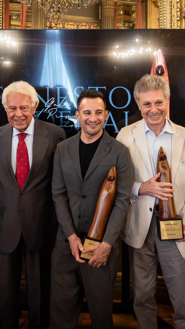 🏆 El Premio Internacional Ernesto Cardenal reconoció las trayectorias de Luis Alberto de Cuenca, Alejandro Amenábar y Hugo Sigman por su contribución a la cultura, las artes, la concordia y los derechos humanos.

👥 Con León de la Torre, Óscar de Baltodano, Mariano de Paco Serrano, Carmen Iglesias, Fernando Méndez Leite, Felipe González, Luis Alberto de Cuenca, Alejandro Amenábar y Hugo Sigman.
🤝 Con la Fundación Ernesto Cardenal (@_ecardenal).

📺 Puedes ver el video completo en nuestro canal de YouTube, enlace en la biografía.