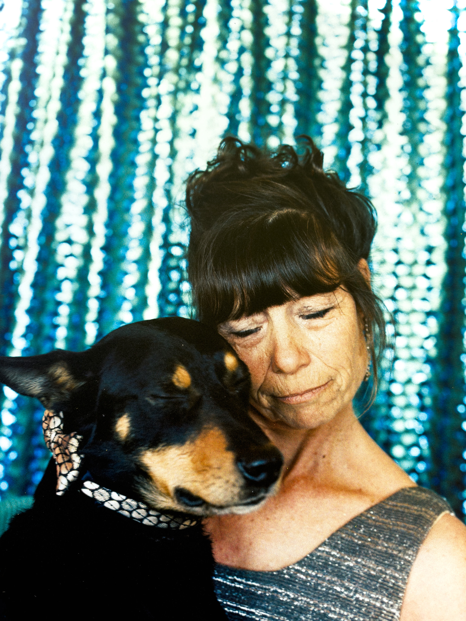 📸🐕 Compartimos un recorrido por Everybody Loves to Cha Cha Cha, la exposición de @bego_anton presentada en Casa de América en el marco de @photoespana_ 2026.

La muestra retrata el universo del Musical Canine Freestyle, una disciplina en la que personas y perros bailan juntos creando coreografías, vínculos y formas de comunicación únicas. Forma parte de la programación con la que Casa de América conmemora el 250 aniversario de la configuración de los Estados Unidos.

👥 Con Bego Antón.

📺 Ver en nuestro YouTube, enlace en la bio.