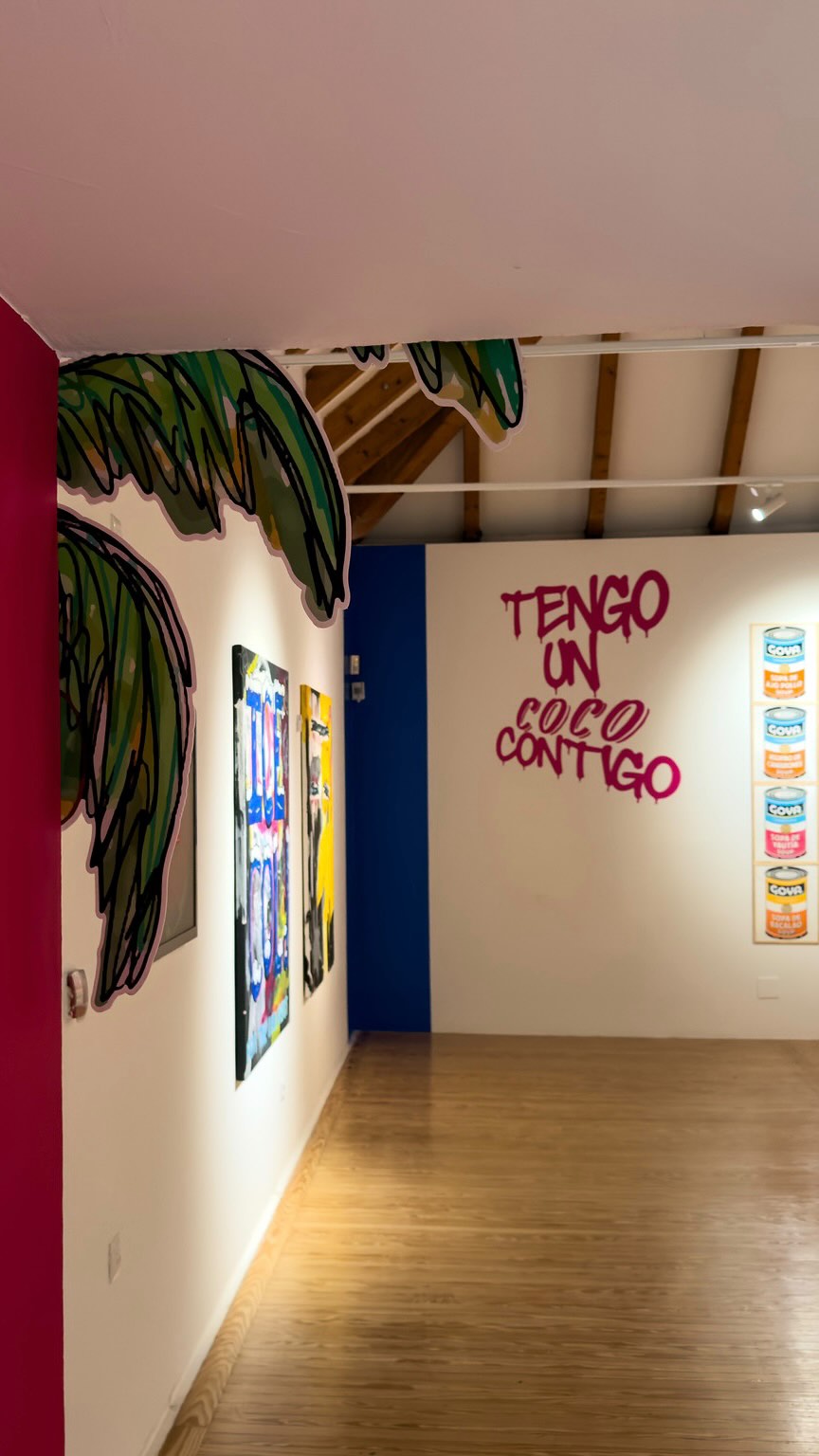 🇺🇸🎨 Inauguramos tres exposiciones que, desde lenguajes y miradas diferentes, proponen una reflexión sobre la historia, la identidad y las múltiples realidades de los Estados Unidos, en el marco del 250 aniversario de su nacimiento.

𝑨𝒎𝒆𝒓𝒊𝒄𝒂𝒏 𝑪𝒐𝒍𝒐𝒓𝒔 y 𝑨𝒎𝒆𝒓𝒊𝒄𝒂𝒏 𝑫𝒆𝒎𝒐𝒄𝒓𝒂𝒄𝒚, del colectivo PSJM, transforman datos, censos y procesos electorales en imágenes para repensar la historia política estadounidense. 𝑻𝒆𝒏𝒈𝒐 𝒖𝒏 𝒄𝒐𝒄𝒐 𝒄𝒐𝒏𝒕𝒊𝒈𝒐, de Bernardo Medina, explora las complejas relaciones entre Puerto Rico y Estados Unidos desde la cultura popular caribeña. 𝑨𝒎𝒆𝒓𝒊𝒄𝒂𝒏 𝑳𝒂𝒕𝒊𝒏𝒐𝒔 1935–1945, de Alberto Ferreras, recupera cerca de 300 retratos de comunidades hispanas conservados en la Biblioteca del Congreso de Estados Unidos.

👥 Bienvenida: León de la Torre, Cynthia Viera, Pablo San José, @iam.beme y @albertoferreras_nyc.

📅 Las exposiciones pueden visitarse hasta el 30 de septiembre.
🤝 @american_latinos_3545 Patrocinadores: Villa Communications, Luzz Project, FamiLink y Taycus.
🤝 @psjm_cynthia_pablo (Cynthia Viera y Pablo San José), Modo cultura, @cabildodegrancanaria y Gobierno de Canarias. 🤝 @iam.beme.