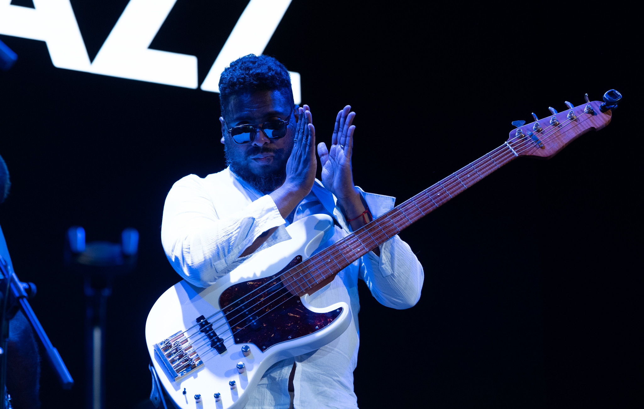 🇵🇪🎶 Una trayectoria de más de cuatro décadas, un sonido que une tradición e improvisación y una gira que hizo escala en Casa de América.

PERUJAZZ presentó PERUJAZZ en vivo — 2023 gira europea, ofreció un showcase en directo y estrenó el documental de Diego Cendra, en un encuentro que reunió jazz contemporáneo y las raíces musicales de la costa, la sierra y la selva del Perú.

👥 Con Manongo Mujica, Jean Pierre Magnet, Andrés Prado, Julio Zavala y César Ballumbrosio.

🤝 Con @embajadaperuenespana.

#Perú #Jazz #Música #Iberoamérica #Concierto