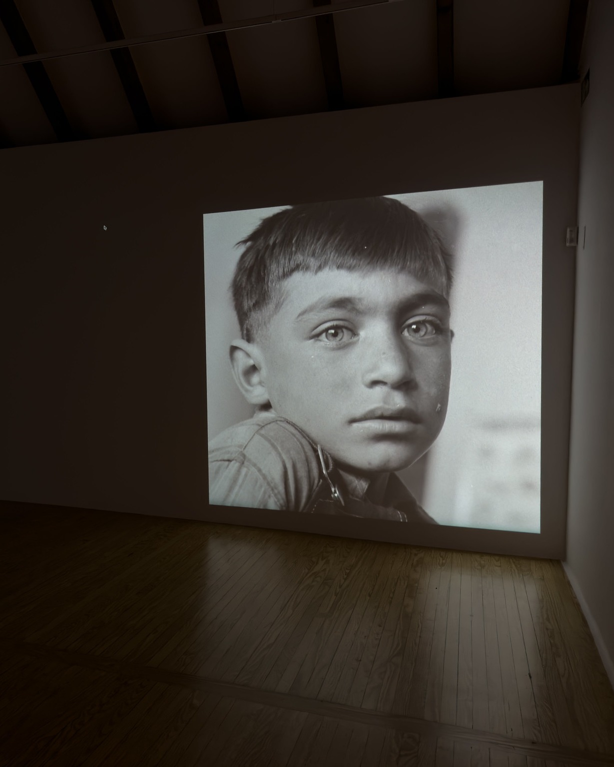 📷 Las exposiciones de Casa de América continúan durante todo el verano.

Puedes visitar AMERICAN LATINOS 1935–1945, de Alberto Ferreras (@albertoferreras_nyc), una muestra inmersiva que reúne cerca de 300 retratos históricos de comunidades hispanas en Estados Unidos, conservados en la Biblioteca del Congreso. Un recorrido por sus historias, su diversidad y su contribución a la construcción del país.

La exposición forma parte de las actividades conmemorativas del 250 aniversario del nacimiento de los Estados Unidos.

🤝 Con @american_latinos_3545. Patrocinadores: Villa Communications, Luzz Project, FamiLink y Taycus.

📅 Hasta el 30 de septiembre.
⌚ Lunes a viernes de 11:00 a 19:30. Sábados de 11:00 a 15:00.
📍 Galería Casa de América-ABANCA | Sala Frida Kahlo A y pasillo.
🎟️ Entrada libre hasta completar aforo.

🔗 Más información en nuestra web, enlace en la biografía.

#Exposiciones #Fotografía #EstadosUnidos #Historia #Iberoamérica