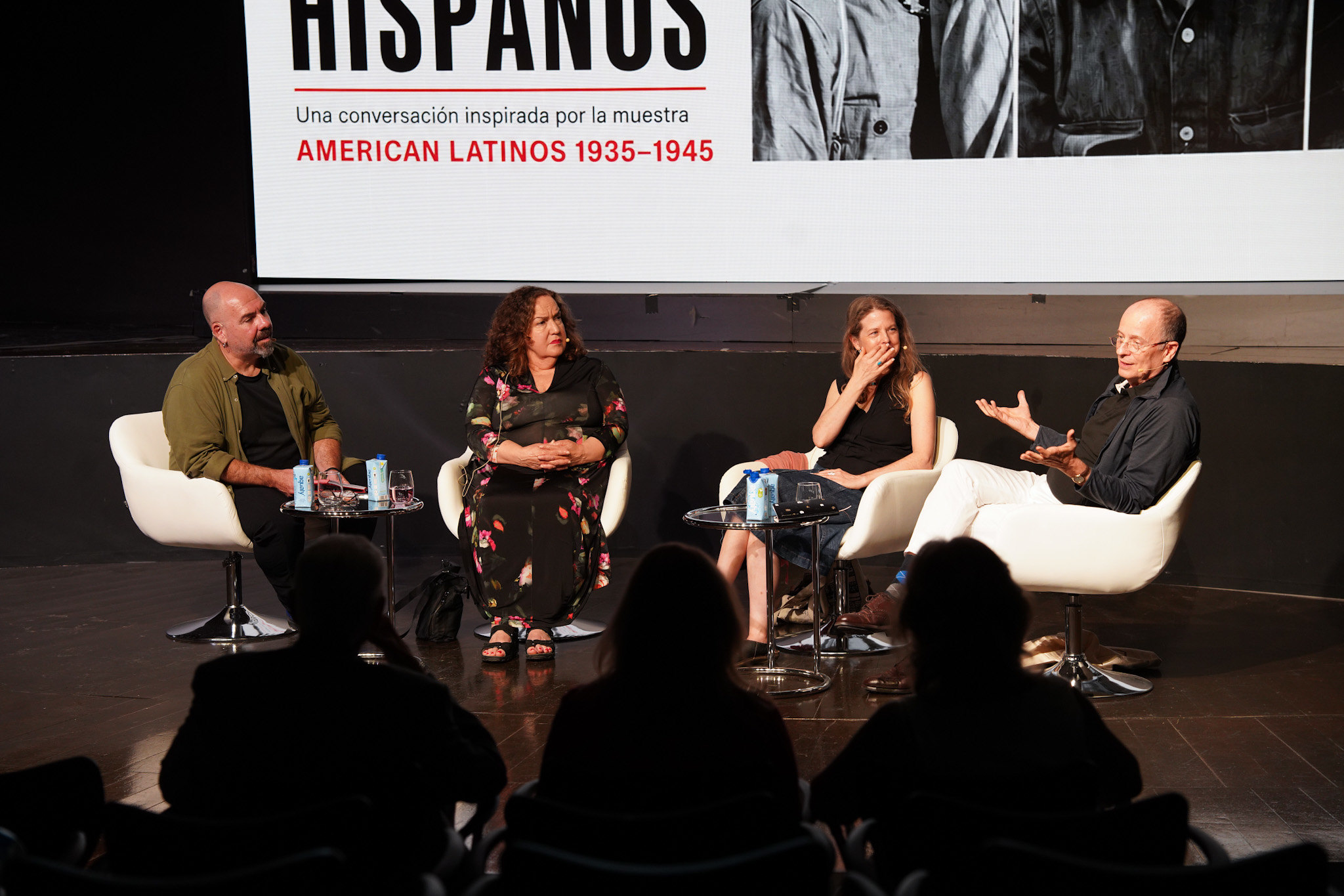 🇺🇸 📸 ¿Qué significa ser hispano o latino en Estados Unidos?

Puedes ver en nuestro canal de YouTube el diálogo American Hispanos, celebrado en el marco de la exposición American Latinos 1935–1945.

A partir de las imágenes de la muestra, la conversación aborda la identidad hispana y latina en Estados Unidos, su representación en los medios y el cine, y el papel de la lengua, la memoria y la cultura en la construcción de una identidad compartida.

👥 Con Juan José Herrera, Olga Merediz, Almudena Carracedo y Alberto Ferreras.

📸 American Latinos 1935–1945 puede visitarse en Casa de América hasta el 30 de septiembre.

📺 Ver en nuestro YouTube, enlace en la bio.