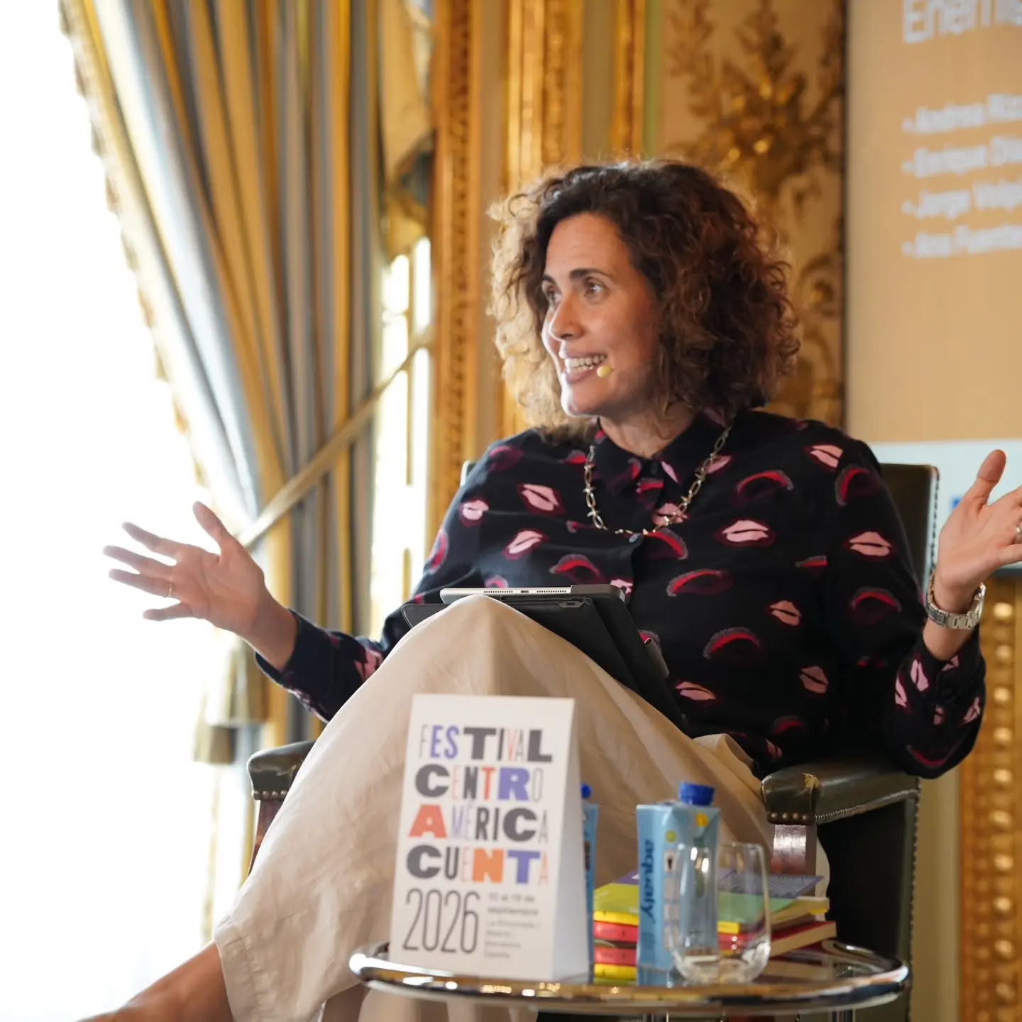 📚 Cuatro días de literatura, ideas y conversaciones compartidas.

Recordamos en imágenes el paso de ‘𝐂𝐞𝐧𝐭𝐫𝐨𝐚𝐦𝐞́𝐫𝐢𝐜𝐚 𝐂𝐮𝐞𝐧𝐭𝐚 𝟐𝟎𝟐𝟔’ por Casa de América: encuentros sobre memoria, identidad, periodismo, migración y nuevas formas de narrar, con voces de ambas orillas del Atlántico.

#CentroaméricaCuenta #Literatura #CasaDeAmérica