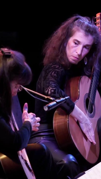 🎸 Dos guitarras, un mismo pulso contemporáneo.
Pilar Rius y Avelina Vidal, integrantes del Dúo Arcadia, llevaron su música a Casa de América dentro del XXVIII Festival Internacional COMA’26 y de las actividades del Día de la Hispanidad.
🤝 Con la Asociación Madrileña de Compositores.