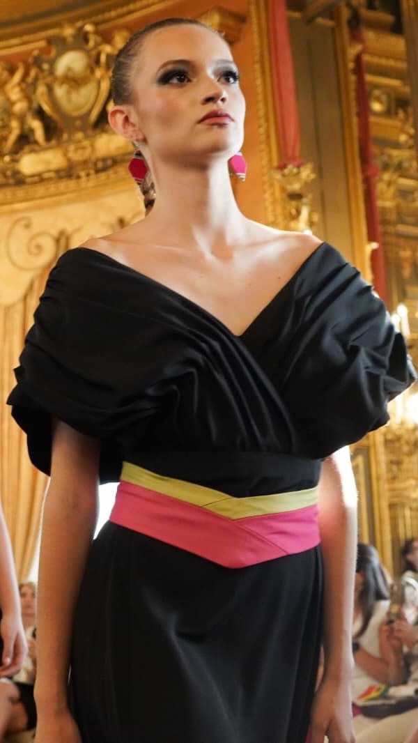 🧵 Bordados, fibras naturales y tradición boliviana en movimiento: ‘Bolivian Fashion Europa – Moda de Altura’ llevó a la pasarela una herencia cultural que sigue creando tendencia.

Detrás de las prendas, las propuestas de Sonia Avilés, Franz Auza y Britnny Hermoso.

🤝 Con la Embajada de Bolivia en España.

#ModaBoliviana #Diseño #CasaDeAmérica