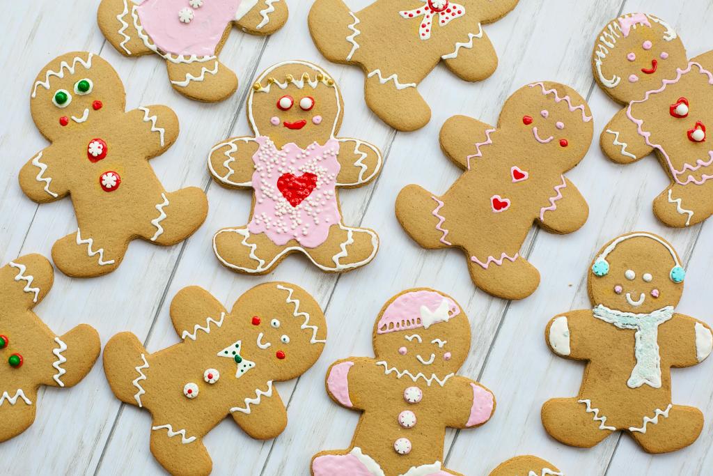 Imagen de varias galletas de jengibre decoradas.